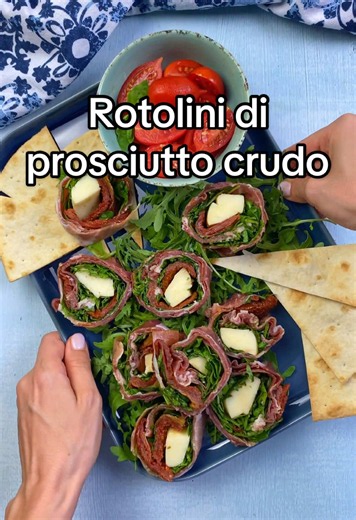 Rotolini di prosciutto crudo 🍖☺️ . Ingredienti 💬 Prosciutto crudo a fette 7 o 8 fette Rucola 50 gr Glassa di aceto balsamico Pomodori secchi una decina Formaggio a pasta filata in panetto metà (130 gr) Piadina per accompagnare . Procedimento completo 👉 in bio . #moltofood #ricetta #antipasto #aperitivo #prosciutto @Margherita Catalani