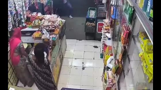 Shocking CCTV: Thief Snatches Woman’s Gold Chain in Pune’s Warje Grocery Shop