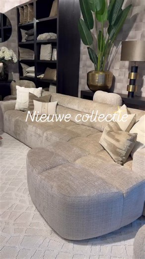 Nieuw bij Dubbelman Design, bank Woody, een bank met karakter! Maak kennis met ons nieuwste model: een stijlvolle, eigentijdse bank die comfort en design moeiteloos combineert. Strakke lijnen, luxe stoffering en een moderne uitstraling maken deze bank de perfecte blikvanger voor elk interieur. Uit voorraad leverbaar met zowel lounge links als rechts voor slechts 2499 euro. Maat: 315x168 cm *Verkrijgbaar in diverse stoffen en kleuren *Modulair samen te stellen naar wens *Perfecte mix van comfort 