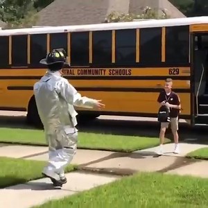 1.8M views · 42K reactions | When your big brother dresses up in different costumes every day to pick you up from the bus stop >>> (: @thebusbrothercentral via @goodnews_movement) | E! News | Facebook