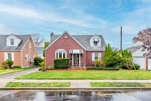 35 Lipton Ln, Williston Park, NY 11596 - MLS 934847 - Coldwell Banker