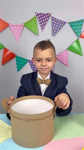 The Cardboard Chef! 📦🍜 Making a Yummy Meal! 😲