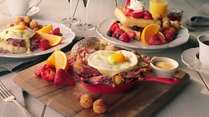 Envie de bruncher à votre resto St-Hubert préféré? C'est maintenant possible dans la plupart de nos rôtisseries. Venez décourvir nos nouvelles assiettes brunch les samedis et dimanches de 10h à 15h. | St-Hubert