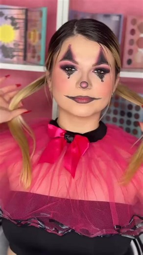 ✨ ¡Prepárate para sacar tu lado más creativo! 🎨 En este tutorial te enseño paso a paso cómo lograr un maquillaje de payasita lleno de color, brillo y mucha actitud 💋🤡. Perfecto para Halloween, fiestas o simplemente para dejar volar la imaginación. 🌈💫 | Bellas