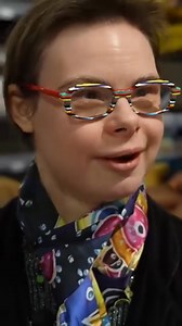Elle habite seule, fait elle-même ses courses et vit une grande histoire d’amour avec Alexis, trisomique lui-aussi. Reportage en entier dispo sur YT (lien en bio) #reportage #trisomie21 #handicap | Gaming Stories
