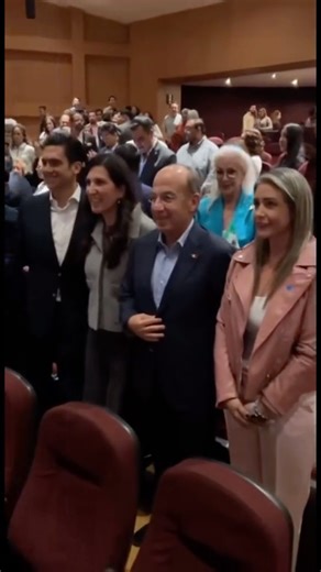 👀 Reaparece Felipe Calderón en México El expresidente de México, Felipe Calderón, fue captado durante el Primer Informe Legislativo de la diputada Margarita Zavala y los diputados Saúl Téllez y Federico Döring. Durante una entrevista, el exmandatario dejó abierto su posible regreso a la política. 🎥: Diputada Paulina Rubio | Político MX