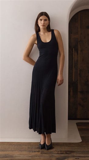 A moment for the dress. Effortlessly sophisticated. | seed