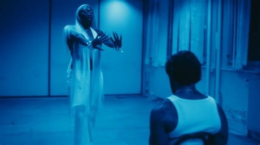 Aya Nakamura séduit ce célèbre acteur français dans son nouveau clip brûlant