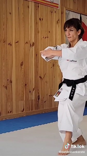 力の強弱体の伸縮技の緩急を忘るなNunca olvides la correcta aplicación de la fuerza; la contracción y relajación del cuerpo; la velocidad en las técnicas#Karate #All #Time #Improving #Learning #Working #Training #SandraSanKarate