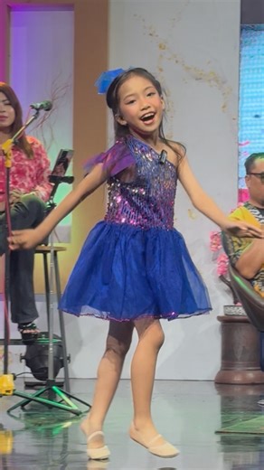 Virgi Kwik | Model Anak | Kid Talent on Instagram: "Dulu aku pikir, menari itu harus selalu senyum, harus jinjit sempurna, dan nggak boleh salah. Rasanya seperti memakai baju yang kekecilan. Sesak. Sampai aku mengenal dunia kontemporer. Aku sangat senang sekali, “Mi, aku mau belajar kontem boleh ya? Pleasee”… Ada satu kalimat yang mengubah cara pandangku: “Kalau balet ibarat menulis puisi indah dengan tinta emas, kontemporer itu ibarat menulis buku harian saat kamu lagi sedih atau marah banget. 