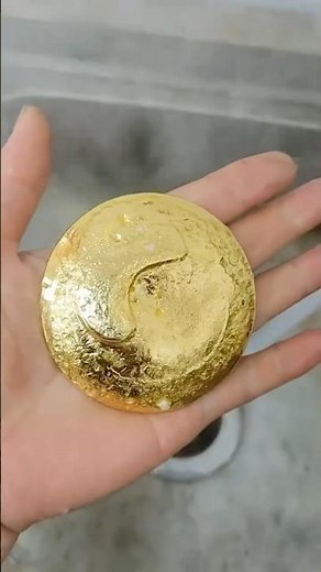 The gold processing line includes crushing, grinding, refining and purification processes.