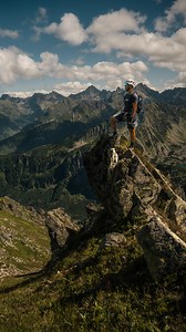 Orla Perć, czyli najtrudniejszy szlak w Polsce 🏔️ Wschodnia grań Świnicy sprawia ogrom frajdy. Na razie nie powiem, że wrócę tam niedługo bo szlaków w Polsce jest ogrom, a ja nie chcę powtarzać znowu zejścia przez Krzyżne, ale kto wie. Ciesze sie, że kolejny plan na 2025 zrealizowany! 🔥 Dzieki @dawid.przewodnik za ekstra towarzystwo, wiedzę i bezpieczeństwo! 💪 #polska #tatry #góry #szlaki #podhale #podróże #wakacje | Wakacje za grosze