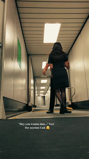 Delays aren’t bad when you’re with a pretty flight attendant 🤷‍♂️ #fyp #flightattendant #pilot #couples #airlines