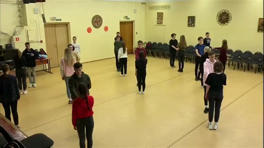 Тренировка вальса для школьного бала