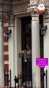 18K views · 31K reactions | Anne Hathaway escorregou ao filmar uma cena de O Diabo Veste Prada 2, mas se recuperou rapidamente, e ainda riu muito da situação! Fofa!! #annehathaway #odiabovesteprada #blogdehollywood | Blog de Hollywood | Facebook