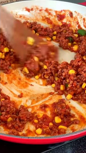 Preprosto z Urško: Filane paprike z vegetarijansko bolognese omako