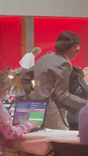 Télévie 2026 : Bart de Wever en communication téléphonique lors de l'événement.