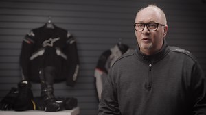 Afin d'assurer une conduite sécurisée à moto, il est essentiel de veiller à être correctement équipé. Voici les articles nécessaires à acquérir en fonction de votre type de voyage pour prendre la route en toute sérénité ! En partenariat avec Revco.ca | Le Guide de l'auto