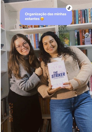 As minhas estantes estavam, digamos que muito desorganizadas 🫣 por isso as amigas @A Daniella 📚✨ @mariana 💌 vieram salvar esta situação 🫶🏼 #booktok #livros #fy #booktoker #books