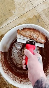 HANDY LITTLE TOOL.. Bucket scoop 👌🏽 saves you digging into your filler buckets with the corner of your filling knives. Much easier to clean 🔥 #paint #painting #painter #paintwarrior #decor #decoration #decoração #diy #diyhomedecor #oddlysatisfying #asmr #insta #instagram #instalike #instadaily #instareels #viral | Paint Warrior
