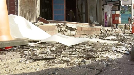 Japón evalúa el impacto de un terremoto de magnitud 7,5 que se produjo a última hora del lunes frente a la costa de Aomori, que dejó heridos leves y daños menores. Las autoridades señalaron que al menos 33 personas resultaron heridas, en su mayoría por la caída de objetos, según los primeros informes. El seísmo se registró en torno a las 23:15, a una profundidad de 44 kilómetros. El suministro eléctrico quedó en gran medida restablecido a primera hora del martes, y las autoridades indicaron que 