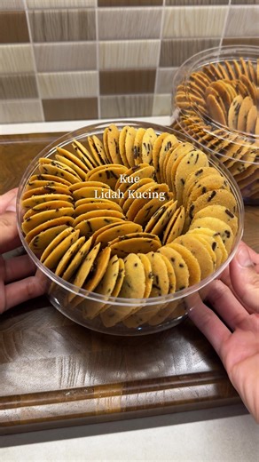 Cobain bikin lidah kucing✨ Bahan: 200 gr margarin 100 gr mentega 200 gr gula halus (ayak) 1 sdm vanilla essence 160 gr putih telur (-/ 4 butir putih telur) 200 gr tepung protein rendah 80 gr maizena 40 gr susu bubuk 100 gr meses Panggang suhu 140-150’C selama 20-25 menit Api atas bawah Di oven yang sudah dipanaskan *sesuaikan dengan oven masing”