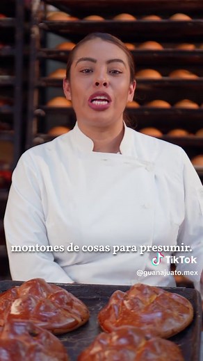 ¿Sabías que Acámbaro es el único lugar del mundo donde llueve pan? 🥖🌧️ Sí, leíste bien. La tradición por la que más nos conocen a los de acá es su rico pan, pero este destino tiene muchísimas más sorpresas de las que te imaginas. 🕌Y es que no todo es comida; acá también puedes admirar más de 130 monumentos coloniales que te harán viajar en el tiempo. 🚂 Y descubrir que hubo una época dorada en la que las locomotoras de América salían de acá, siendo un pilar histórico para todo el continente. 