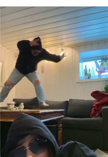 Mamma og Nikoline prøver seg på nye trender 💅🏻#nikoline #barn #humor #karakter #danse