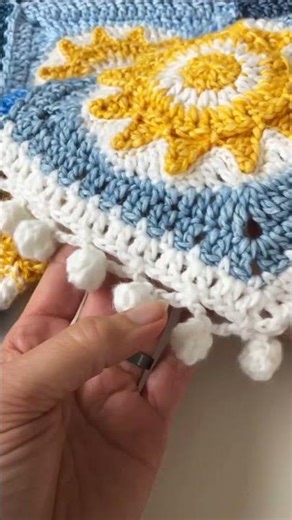 This Easy PomPom Border is Perfect for Your Crochet Blanket! #crochet #shortscrochet #crocheting