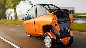 O Carver é um veículo incomum. Algo como um microcarro de três rodas, 100% elétrico, focado no transporte urbano. O mais curioso, é que esse triciclo se inclina como uma moto nas curvas. Veja mais: https://olhardigital.com.br/2021/09/14/carros-e-tecnologia/carver-ev-microcarro/ | Olhar Digital