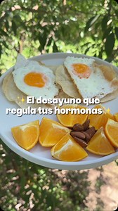 Desayuno facilísimo y completo ✨✨ 🍳Huevos (sobre tortilla de maíz): Son ricos en proteína de alta calidad y grasas saludables. La colina presente en la yema apoya la función hepática (clave para el equilibrio hormonal), y su aporte de vitamina D y B12 ayuda a regular el estado de ánimo y la producción hormonal. Además, la proteína ayuda a estabilizar la glucosa y a reducir picos de insulina🩸 🌮Tortilla de maíz: Fuente de carbohidratos complejos que aportan energía sostenida. Ayuda a evitar baj