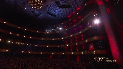 【超清中文字幕 高质感纪录片式话剧】最佳话剧得主 摇滚立体声 77届托尼奖最佳话剧得主《摇滚立体声》（Stereophonic）现场表演 《摇滚立体声》（Stereophonic）作为一部音乐话剧，讲述了一支虚构的70年代摇滚乐队在录制新专辑时所面临的挑战和困境。高级的剧本质感，好听的音乐，对乐队录音棚设备的真实还原，以及演员对70年代艺术家的精湛演绎，让本剧摘得最佳话剧桂冠，以及最佳话剧男配角