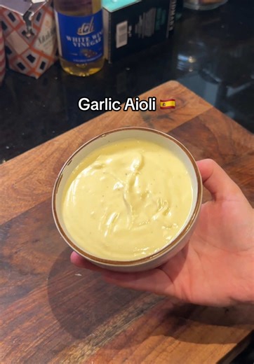 Garlic Aioli 🇪🇸 A Spanish classic that’s delicious with patatas bravas and all your favourite meat dishes. Ingredients: 1 egg 3/4 garlic cloves 50 ml lemon juice 300ml /500ml olive oil depending on how thick or thin you want it Salt and pepper to taste #spanishfood #aioli #garlicmayo #tapas #spain