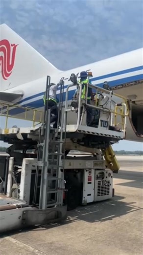 Air China Cargo has successfully completed five chartered flight missions of disaster relief from Beijing to Myanmar, transporting nearly 449 tons of supplies. Urgently needed items including tents, blankets, bottled water, emergency food, and solar-powered lamps have been delivered to the disaster-stricken areas. With our professional and efficient service through the whole chaine of air logistics, we have provided a strong support along with all parties in the post-earthquake resettlement effo