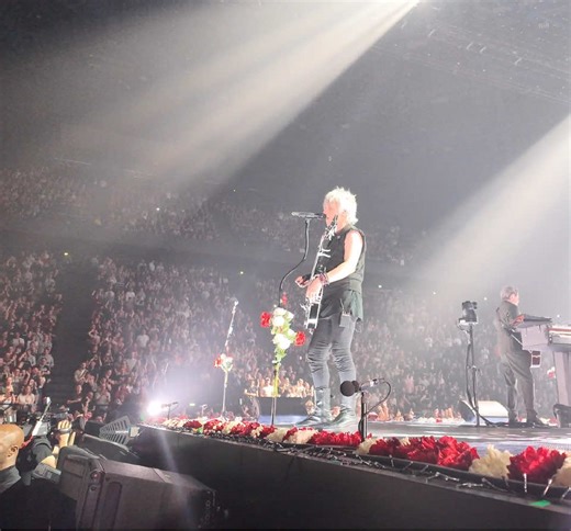 Indochine Live Concert in Paris: Un Ange À Ma Table