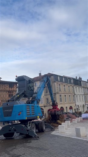 La Radio Locale du Gers on Instagram: "🧑‍🌾🚜 Colère des agriculteurs dans le Gers Après les très nombreux déversements effectués hier soir par des agriculteurs en colère aux abords de la préfecture d’Auch, les opérations de nettoyage ont débuté. D’importants moyens ont été mobilisés pour faire face aux montagnes de déchets amassées entre la préfecture du Gers et la place de la Libération, sur plus de 200 mètres. Les opérations devraient se poursuivre pendant plusieurs heures."