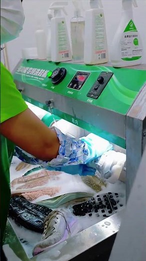 This shoe-washing machine is suitable for any shoe laundry.