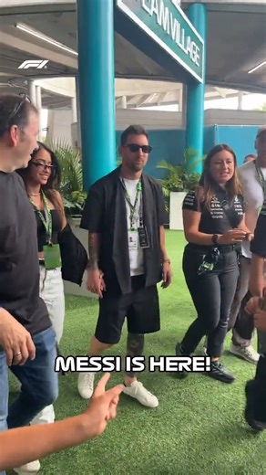 Hoy Messi salió con el ⌚️ Rolex Cosmograph Daytona Rainbow 🌈Caja de 40mm en oro Everose 18kBisel con 36 zafiros multicolor Lugs con 56 diamantes Esfera negra con índices de zafiroCalibre 4130 automático, 72h de reserva Cronógrafo + taquímetro grabadoBrazalete Oyster oro Everose con cierre Oysterlock Precio: se estima que su precio de mercado ronda los 900.000 dólares, ya que es un modelo "fuera de catalogo" y extremadamente difícil de conseguir.