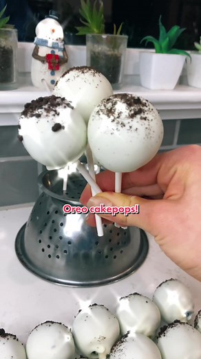Oreo cake pops! 🍫🍭☕️ #boostofhope #YerAWizard #cakepop #starbucks #oreo #baking #recipes #fyp