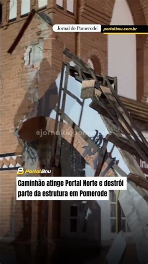 O veículo transportava um contêiner quando passou por baixo do pórtico