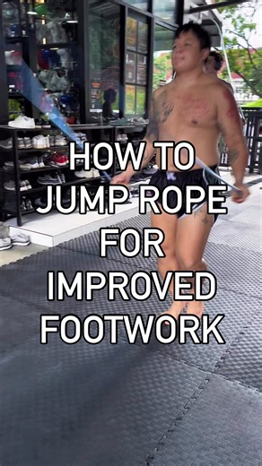 Kru Chok teaching us how to jump ropes without being too complicated. If you are like many and struggle with it you need to see this and learn 😍 🎥: @dangmuaythai #muaythai #muaythaitraining #jumpropeworkout