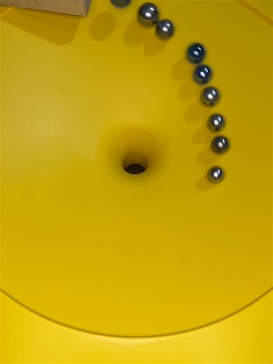 カラフルなビー玉のウェーブスロープレース