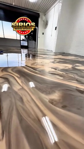 ✨ Renueva tu piso, eleva tu estilo. 🏡 Descubre cómo transformar tu hogar con diseño, brillo y elegancia. 💎 Nuestros pisos de resina epóxica ultra brillante no solo son visualmente impactantes, también duran más de 30 años 🕰️ 🎨 Con el diseño que tú elijas 🌟 Imagina entrar a tu casa y ver un espacio moderno, impecable y lleno de estilo… 💬 Cotiza hoy y comienza a transformar tu hogar en un espacio de lujo. #pisosdelujo #resinaepoxi #porcelanatoliquido #bogotacolombia | Sirios Resina Epóxica -