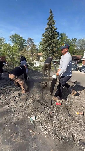Tearing off the old roof — oddly satisfying to watch You love this too, don’t you? 👀 #roofinglife #roofdemo #flatroofing #satisfyingwork #roofingcrew #constructionvideo #roofingprocess #beforeafterroof #realroofers #canadaroofing #roofingvideo | Advanced Flat Roof Systems