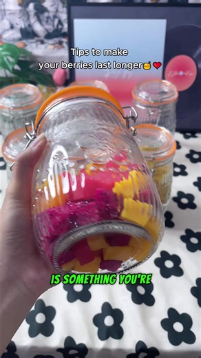 Do the berries in your fridge go bad before you get a chance to eat it? Here are my 2 tips for making it last longer! do you store the berries in your fridge? #homedecor #momlife #momhack #hacks #fruit