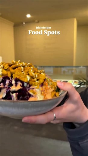 Bielefelder Food Spots - das Greenz 🌱🥗 Im Part 3 der Empfehlungsreihe an Restaurants / Lieferdiensten in Bielefeld, die du kennen MUSST wird es gesund 😌 Im @greenz_authentic_food erwartet dich ein große Auswahl (in großen Portionen) an gesunden Gerichten. 📍Niederwall 65 ⏰ Sonntag bis Freitag 11:30 bis 21 Uhr Bowls, Salate, Wraps in unzähligen Variationen - denn wie du diese zusammenstellst, entscheidest du 🤌🏼 An der orientalischen Theke stellst du deine Bowl zusammen: Basis - nur Reis oder