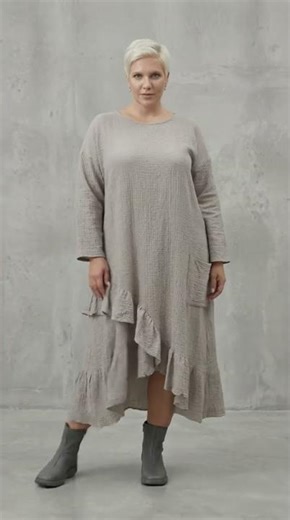 Beiges Oversize Kleid mit Volants · Curvy Lagenlook Plus Size