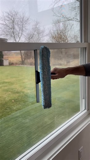 Everyday Melissa & Katie on Instagram: "Logan saw some guy using this thing at a coffee shop one day and immediately went on Amazon and found it! GAME CHANGER! It not only makes washing your windows faster, but it just works so much better than windex and paper towel. 😆 AND when you are done, just throw the detachable microfiber sleeve in the washing machine! We love that it’s reusable! Comment ‘window’ below to shop! 🩷"