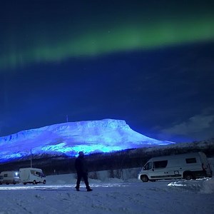 Happy 💯Anniversary to Finland In December 2017, in celebration of the 100th anniversary of Finland, Saana was lit with blue light. The area illuminated covered roughly 2.5 million square meters, making it the largest art illumination in the world | Aurora Borealis Observatory