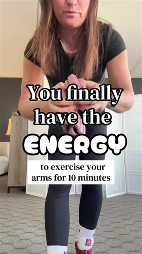 10 minutes of arm exercises in 1 minute. This is my tribute to Tracy Anderson arms. Tracy Anderson has been doing amazing work with accessory muscles for years. It seems so easy, but honestly it’s not. The Tracy Anderson Method, the Design Series and her postpartum workout from long ago still slaps. And yes, this is nothing new, if it was good enough for Gwynth Paltrow arms for Iron Man, I’ll take it.